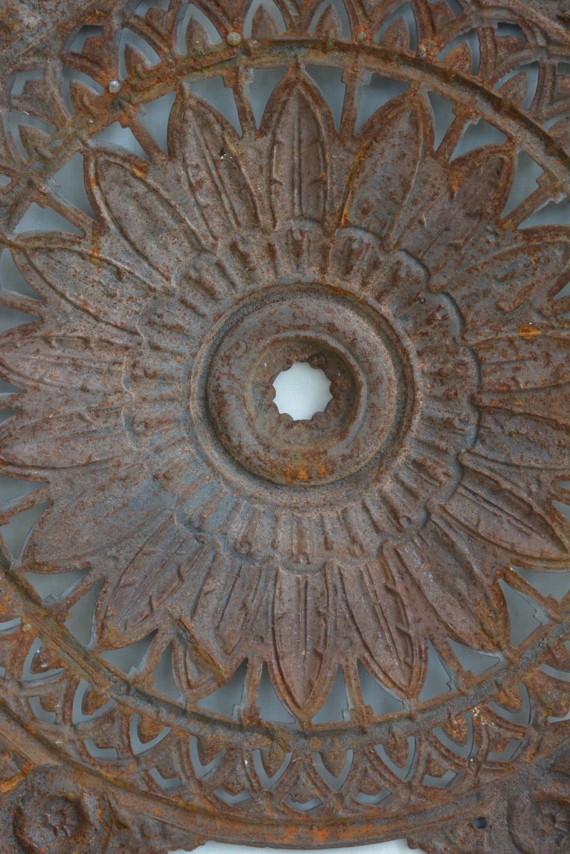 Antique Victorian Cast Iron Ceiling Rose With Feather And Ivy Decoration - Image 13